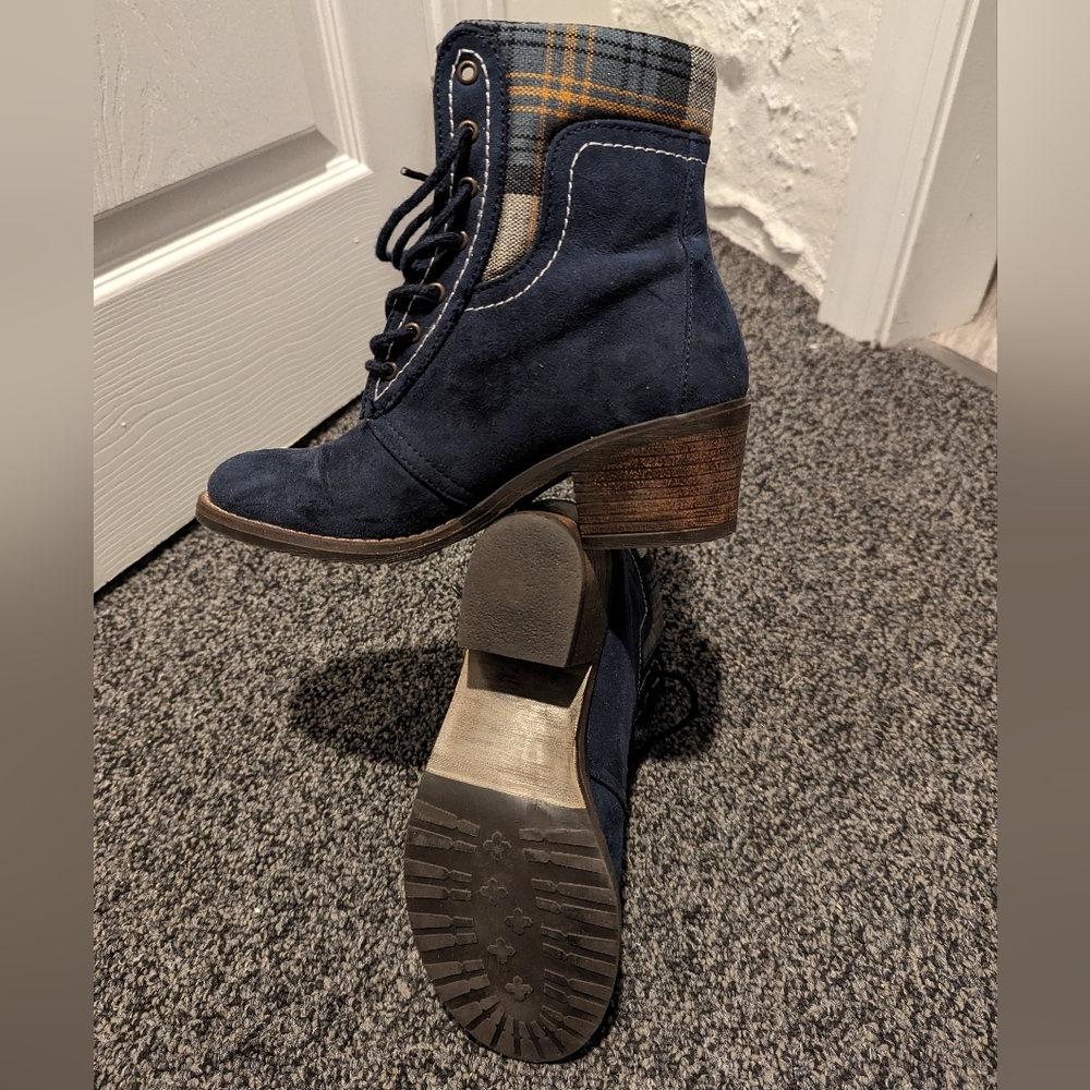 Short padded laced-up boots